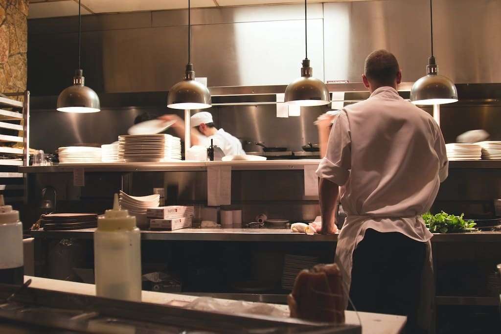 Pantalla de cocina KDS con comandas pendientes, en preparación y listas para servir